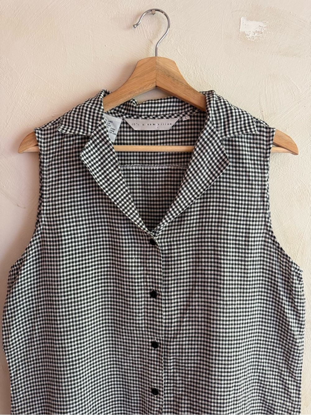 It's a New Vision | 100% Linen | Gingham Sleeveless Button-Up Top | Size L - Picture 3 of 12